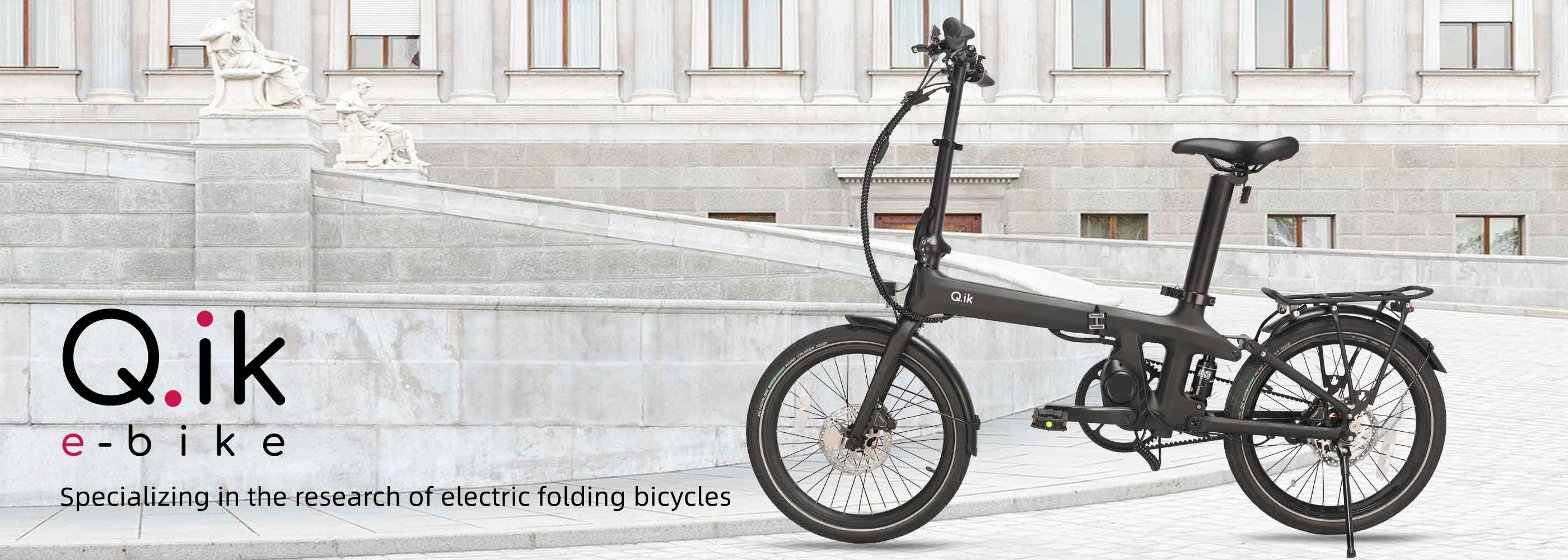 E-bike Barcelona Q.ik negra circulando en entorno urbano con arquitectura clásica