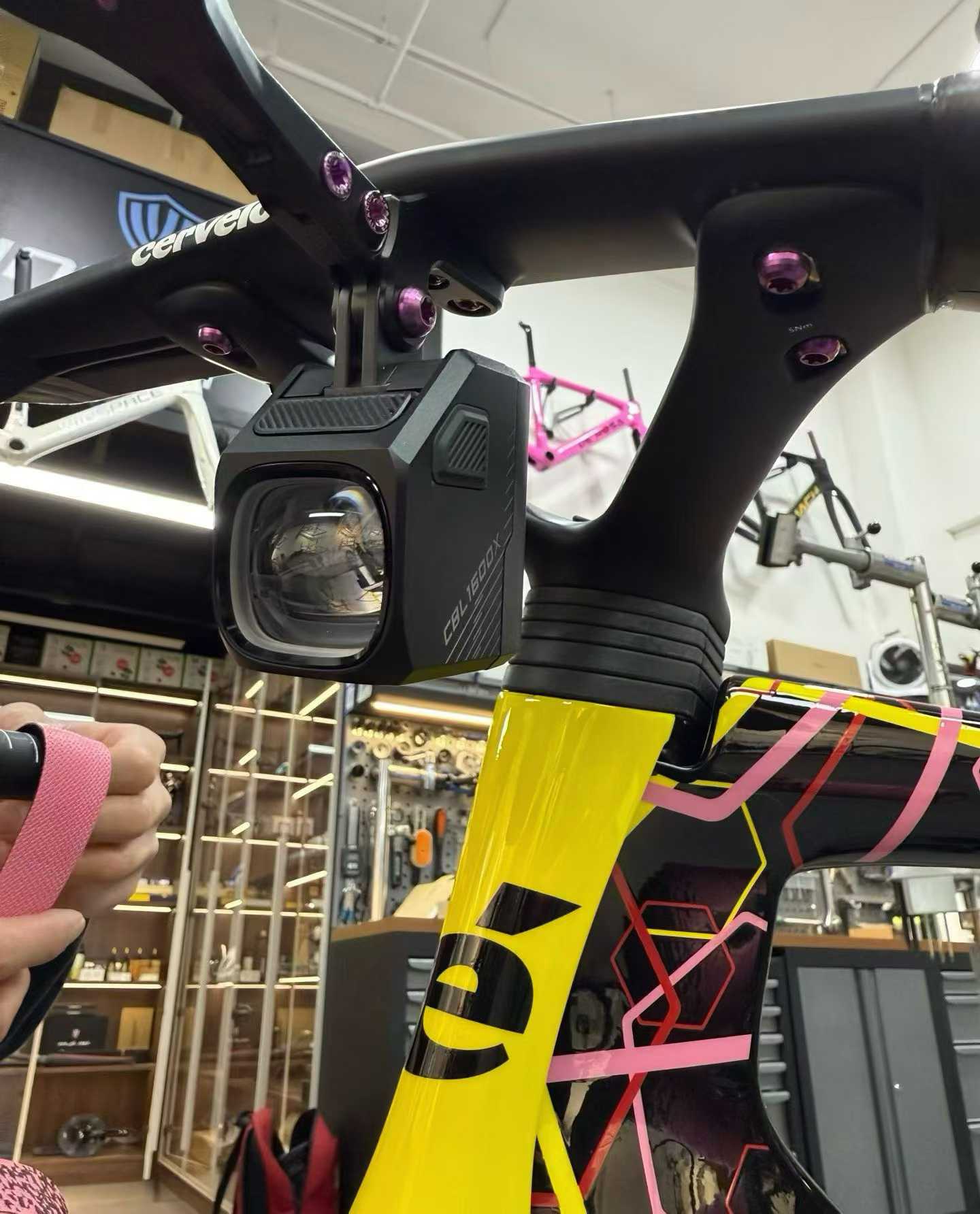 Q.ik & SpartsBolts: Elevare le biciclette elettriche con precisione colorata